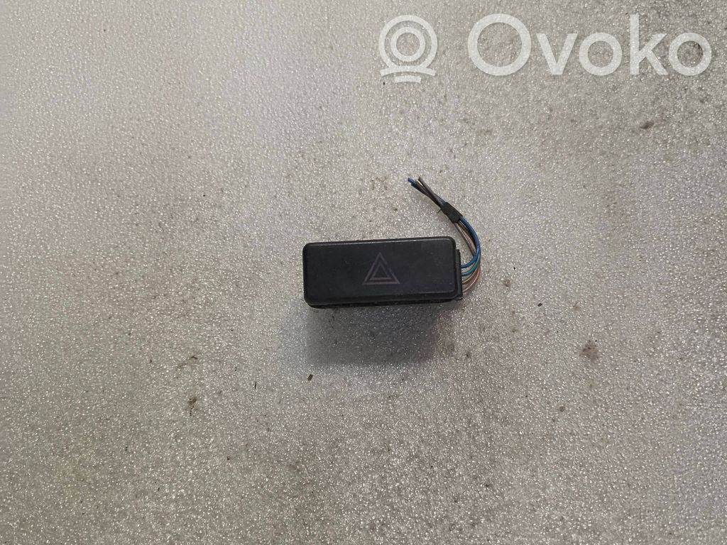 Botón interruptor de luz de peligro   1378128,927488