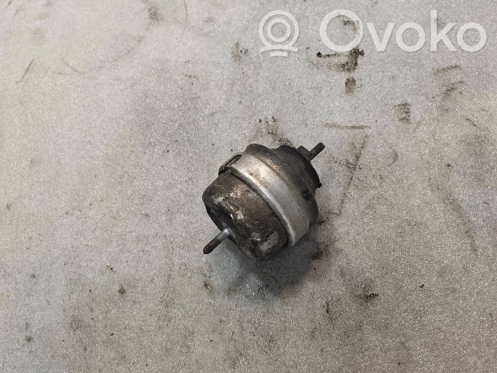 Volkswagen PASSAT B5 Engine mount bracket 