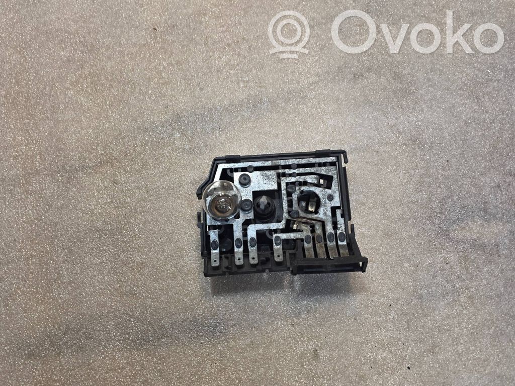 Audi A8 S8 D2 4D Takavalon polttimon suojan pidike 