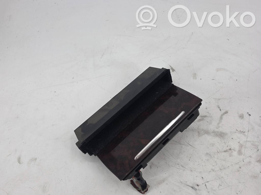 Audi A8 S8 D2 4D Peleninė panelėje 