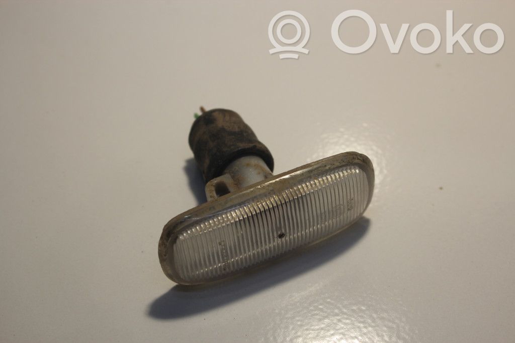 Audi A4 S4 B5 8D Etupuskurin suuntavilkku 