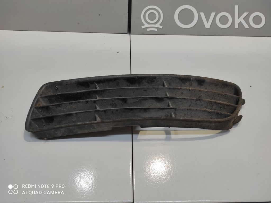 Audi A4 S4 B5 8D Rejilla inferior del parachoques delantero 