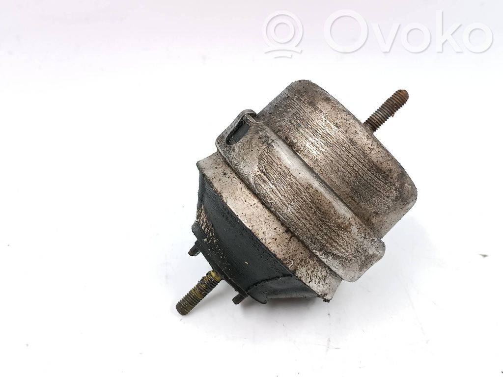 Engine mount bracket   8D0199382,8D0199379C,8D0199382AP,8D0199382AR,8D0199382B,8D0199382C,8D0199382G,8D0199382K,8D0199382M,8D0199382S