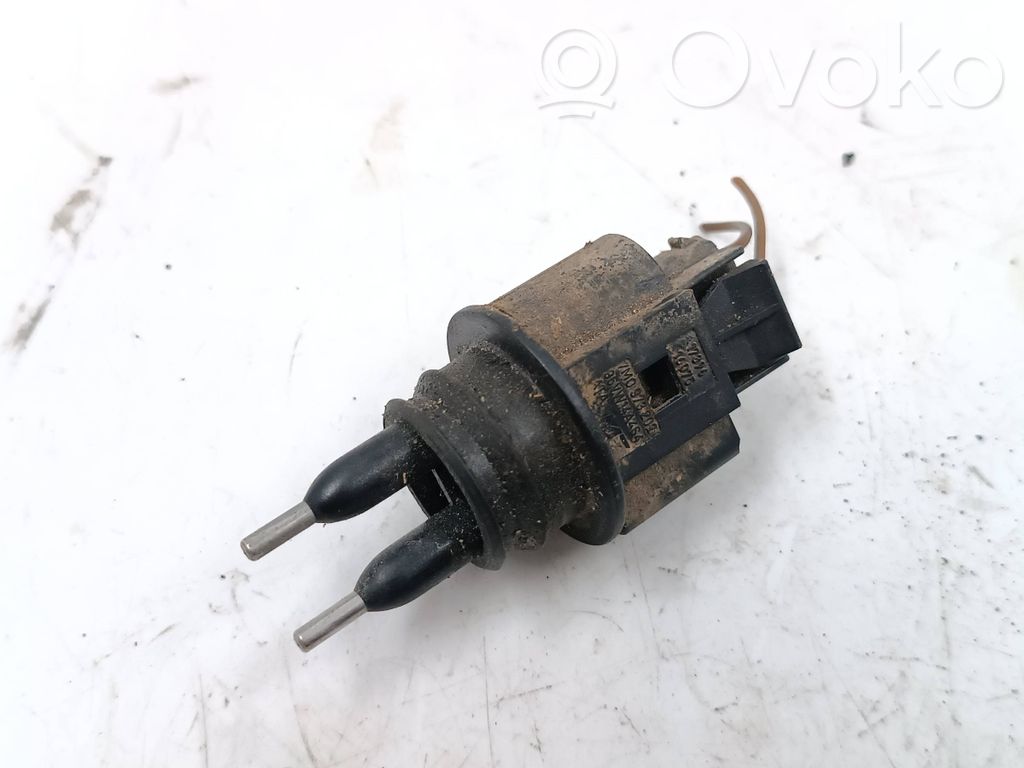 Volkswagen PASSAT B5 Sensor de nivel del líquido limpiaparabrisas 