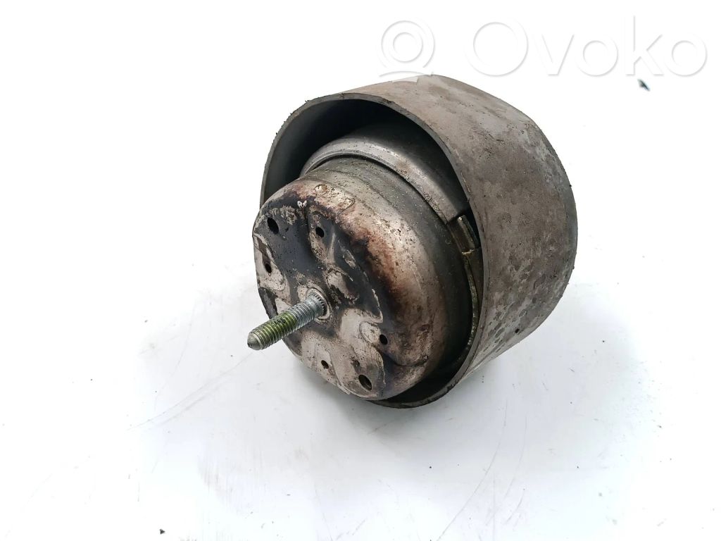 Audi A4 S4 B5 8D Engine mount bracket 