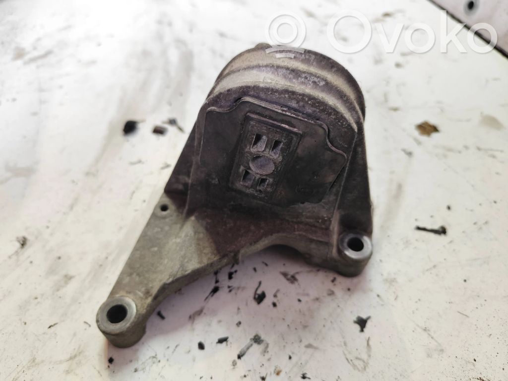 Volvo XC70 Engine mount bracket 