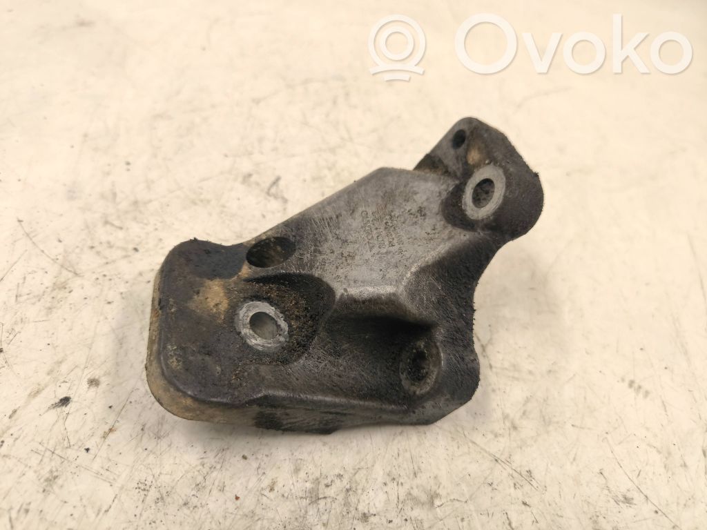 Volvo V70 Engine mounting bracket 