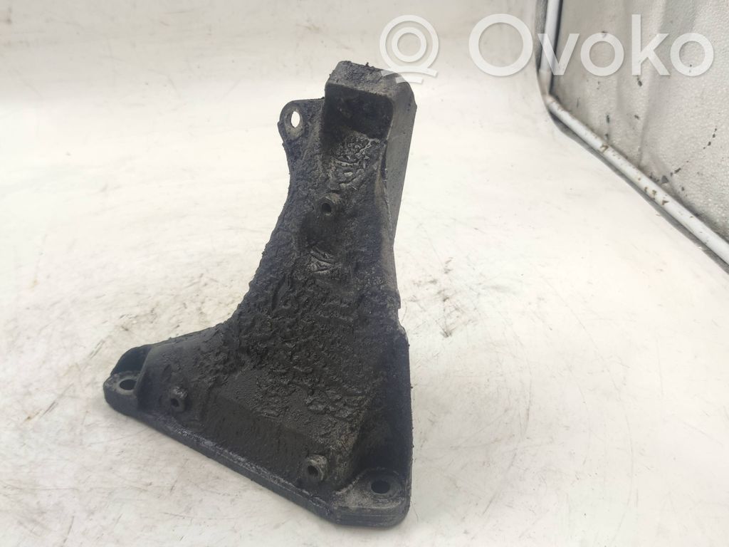 Engine mounting bracket   8D0199308
