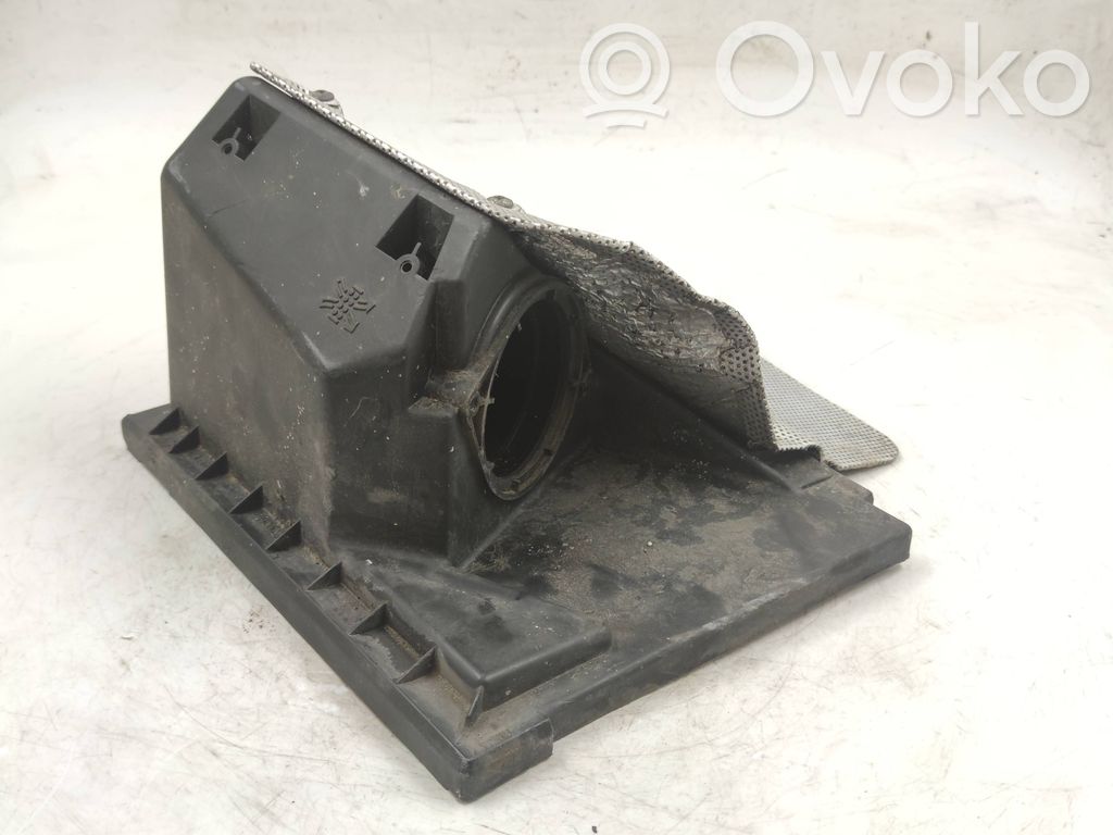 Air filter box   8902