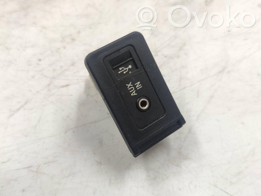 AUX in-socket connector   9129652