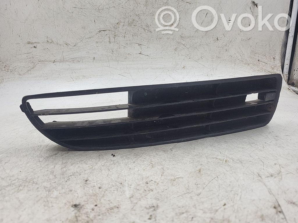 Audi A4 S4 B5 8D Rejilla inferior del parachoques delantero 