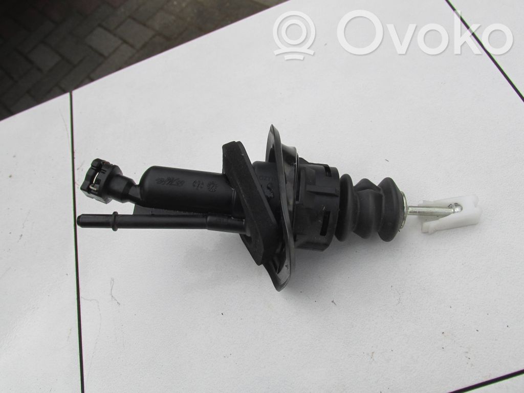 Kytkimen apusylinteri   DV617A543AC