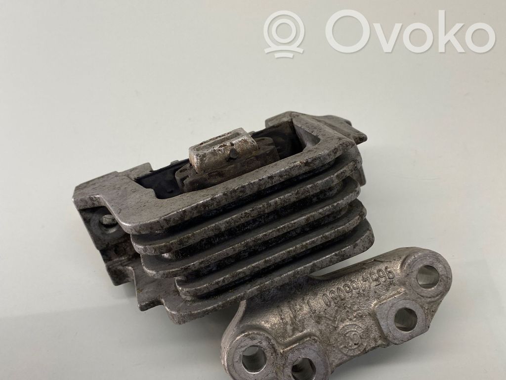 Peugeot 207 Engine mount bracket 