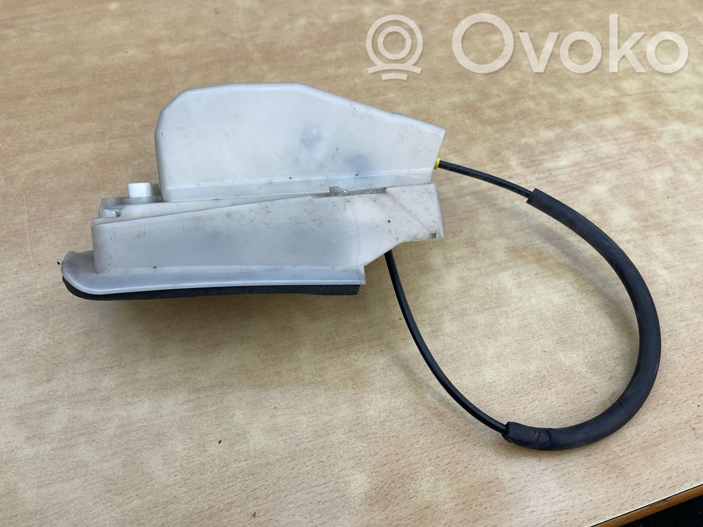 Tesla Model 3 Aizmugurē slēdzene 