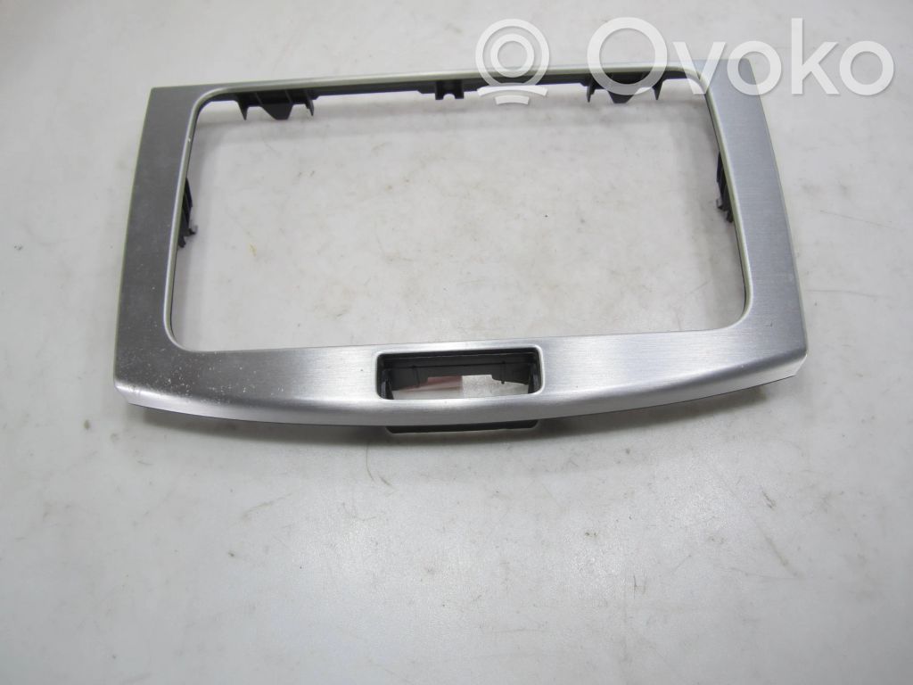 Volkswagen PASSAT B7 Radio/GPS head unit trim 