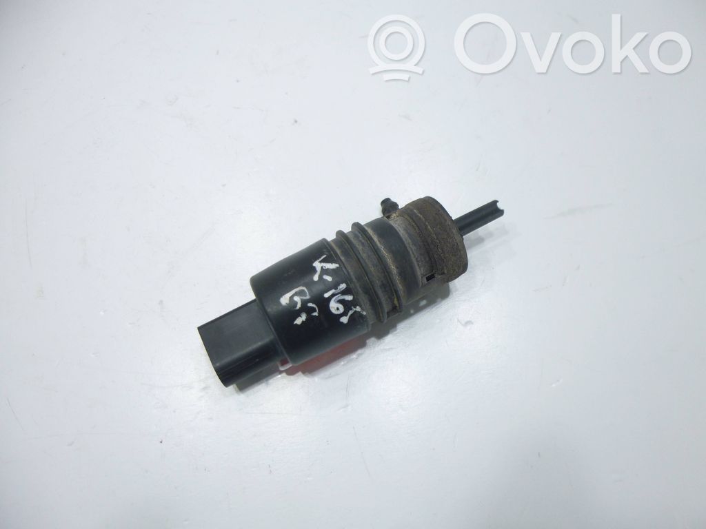 Volkswagen PASSAT B7 Pompa spryskiwacza szyby przedniej / czołowej 