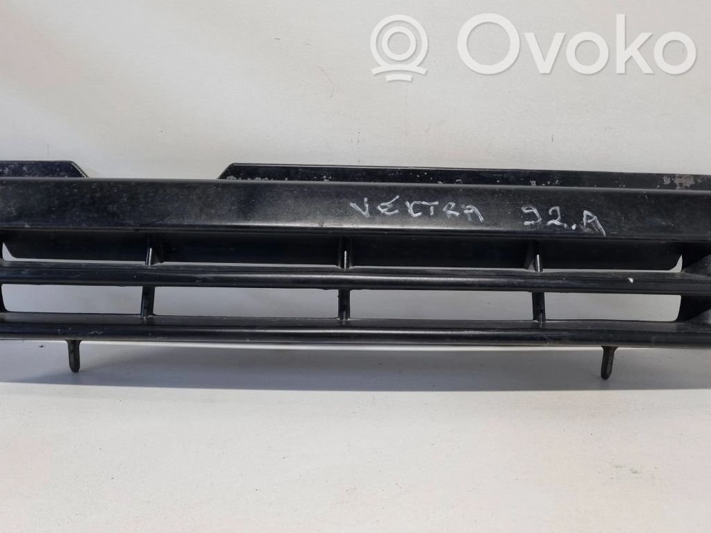 Opel Vectra A Etupuskurin ylempi jäähdytinsäleikkö 
