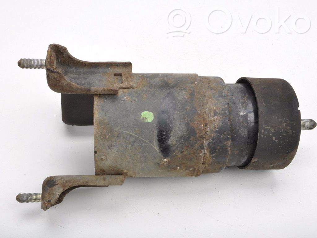 Engine mount vacuum valve