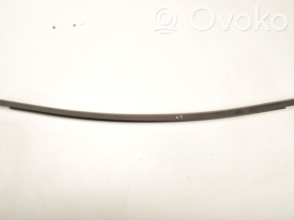 Rear door windshield rail