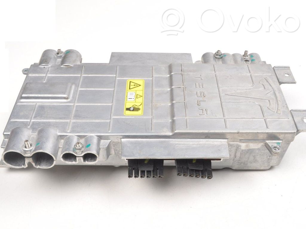Inversor/convertidor de voltaje   102115400H