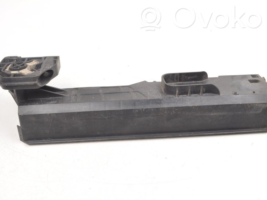 Radiator mount bracket   7616025
