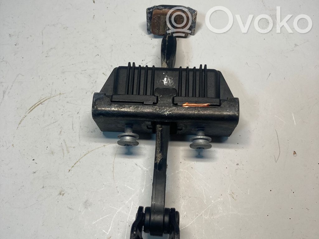 BMW X3 E83 Takaoven pidätin 