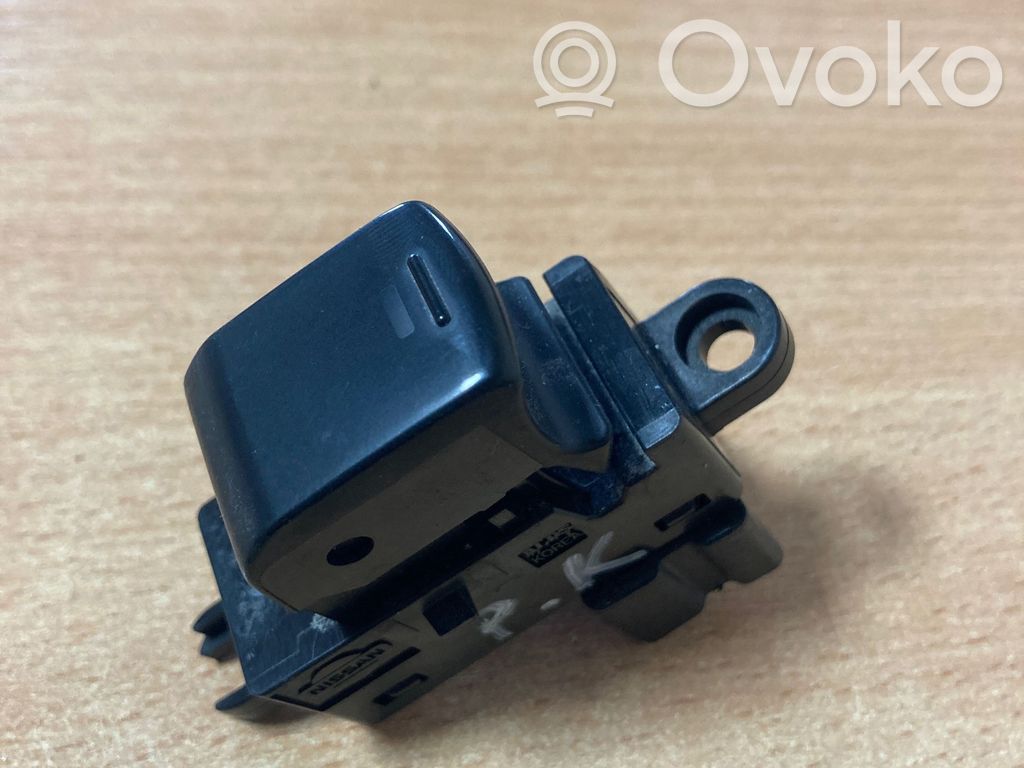 Nissan Note (E11) Electric window control switch 