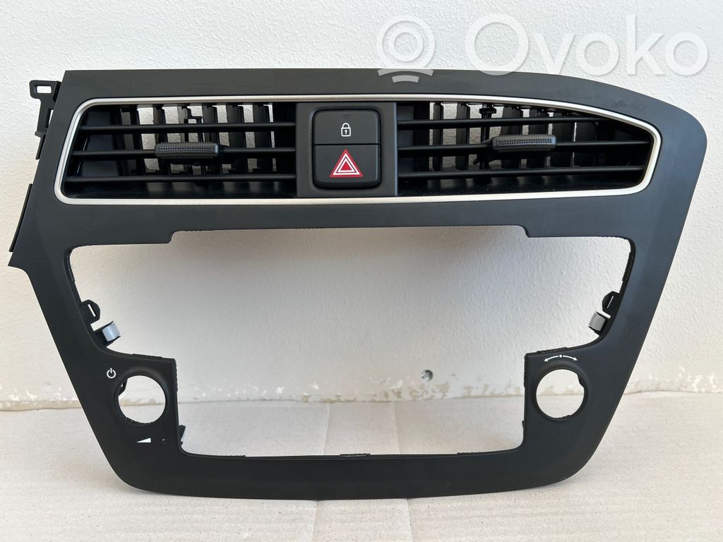 Hyundai i20 Active Dash center air vent grill 