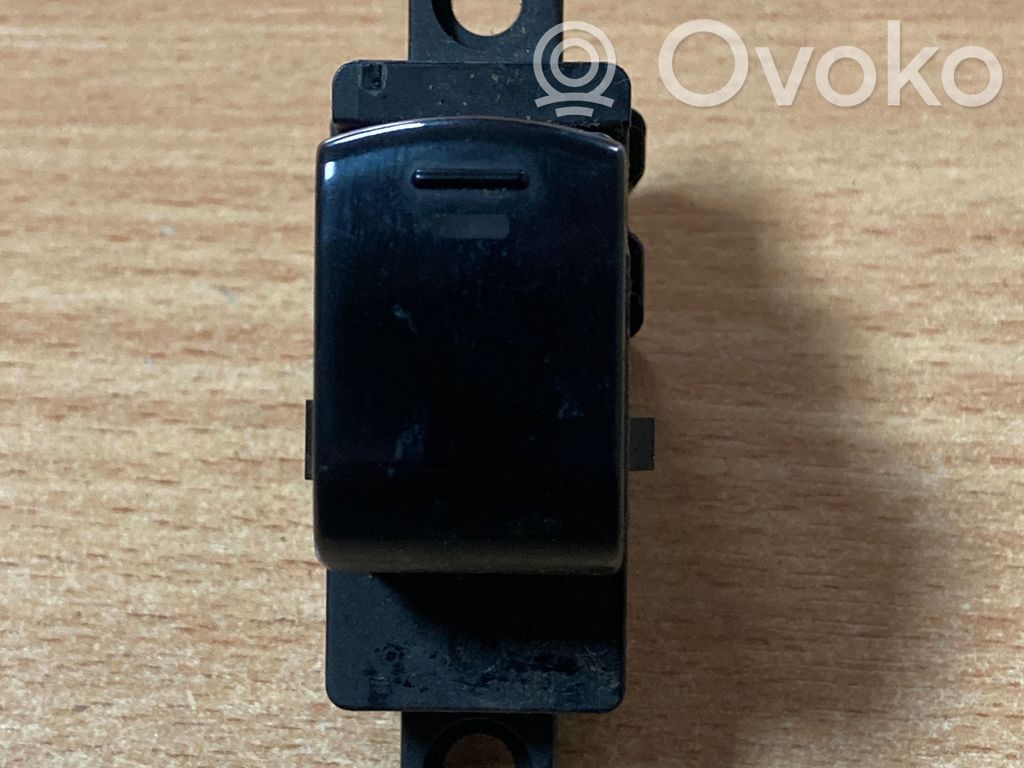 Nissan Note (E11) Electric window control switch 