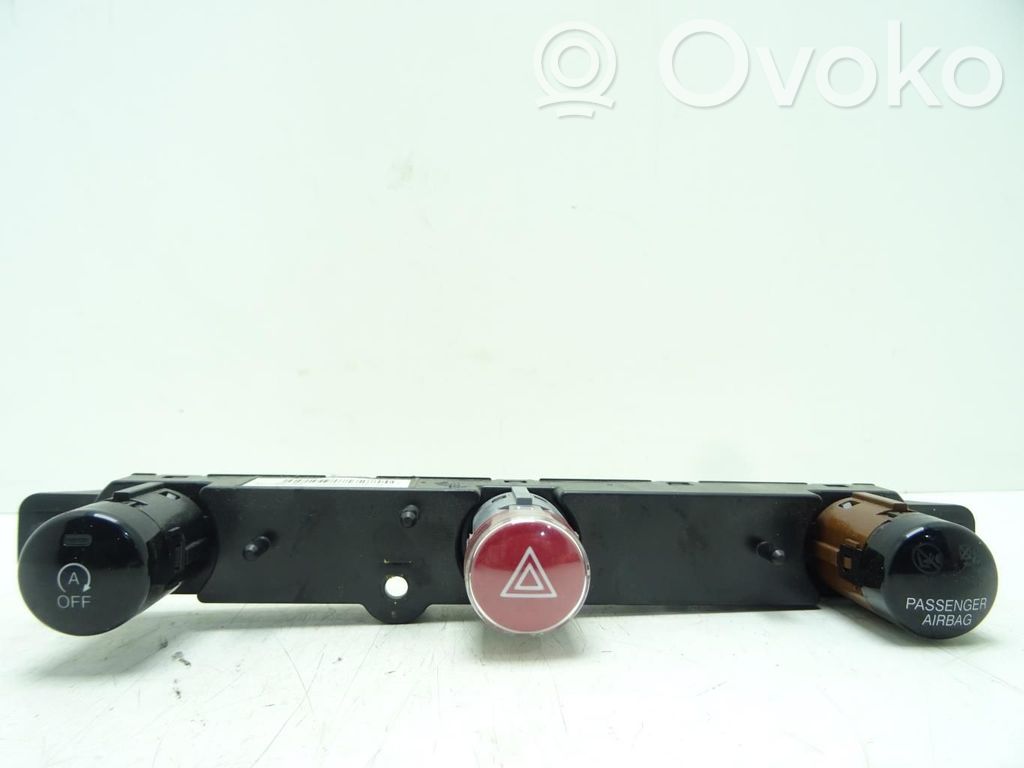 Fiat 500X Botón interruptor de luz de peligro 