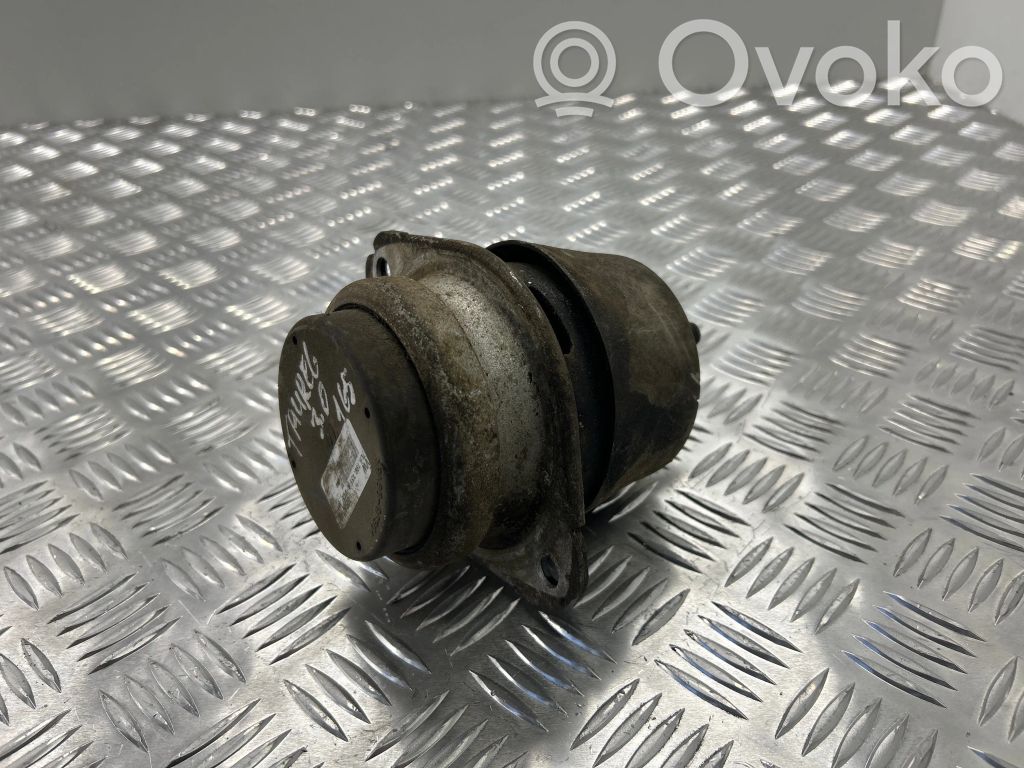 Volkswagen Touareg I Engine mount bracket 