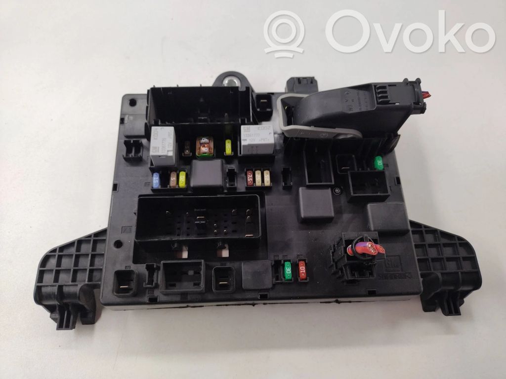 Opel Astra J Fuse module 