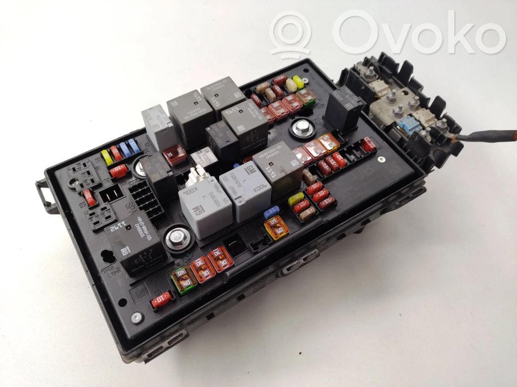 Opel Astra J Fuse module 