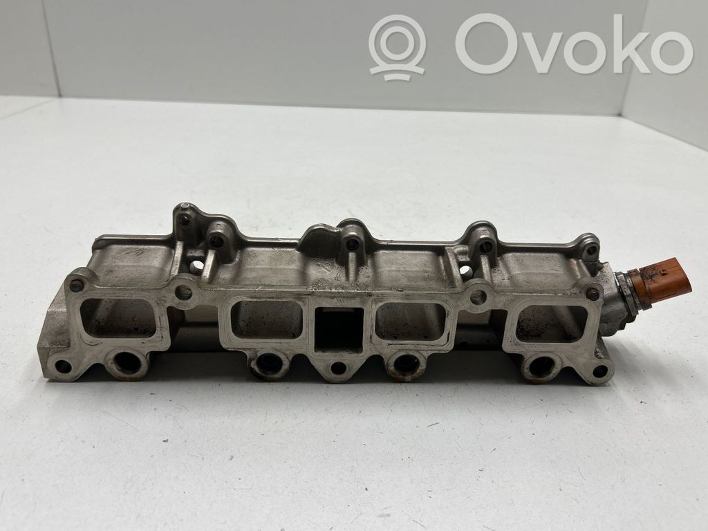 Volkswagen PASSAT B7 Colector de admisión 