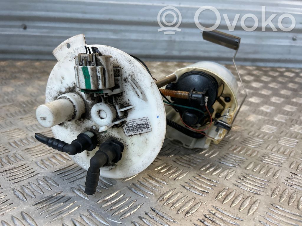 Opel Astra J Pompa paliwa w zbiorniku 