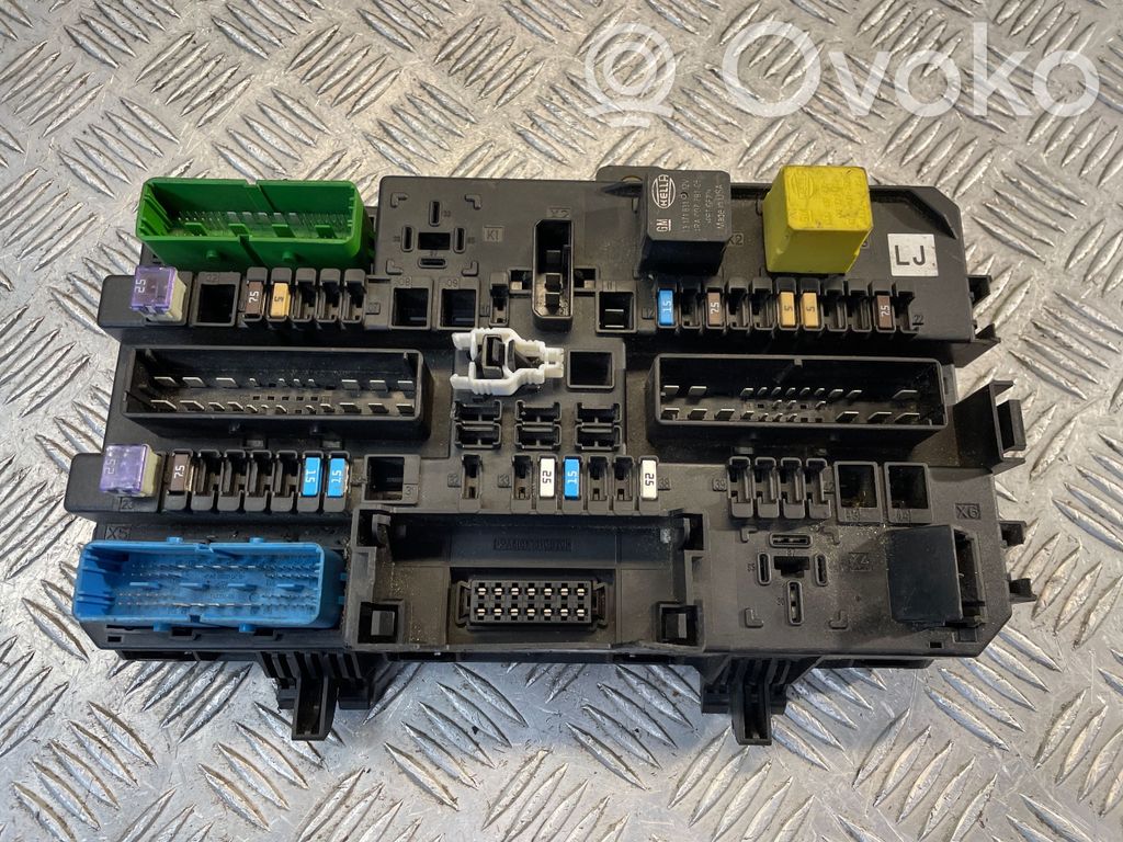 Opel Zafira B Fuse module 