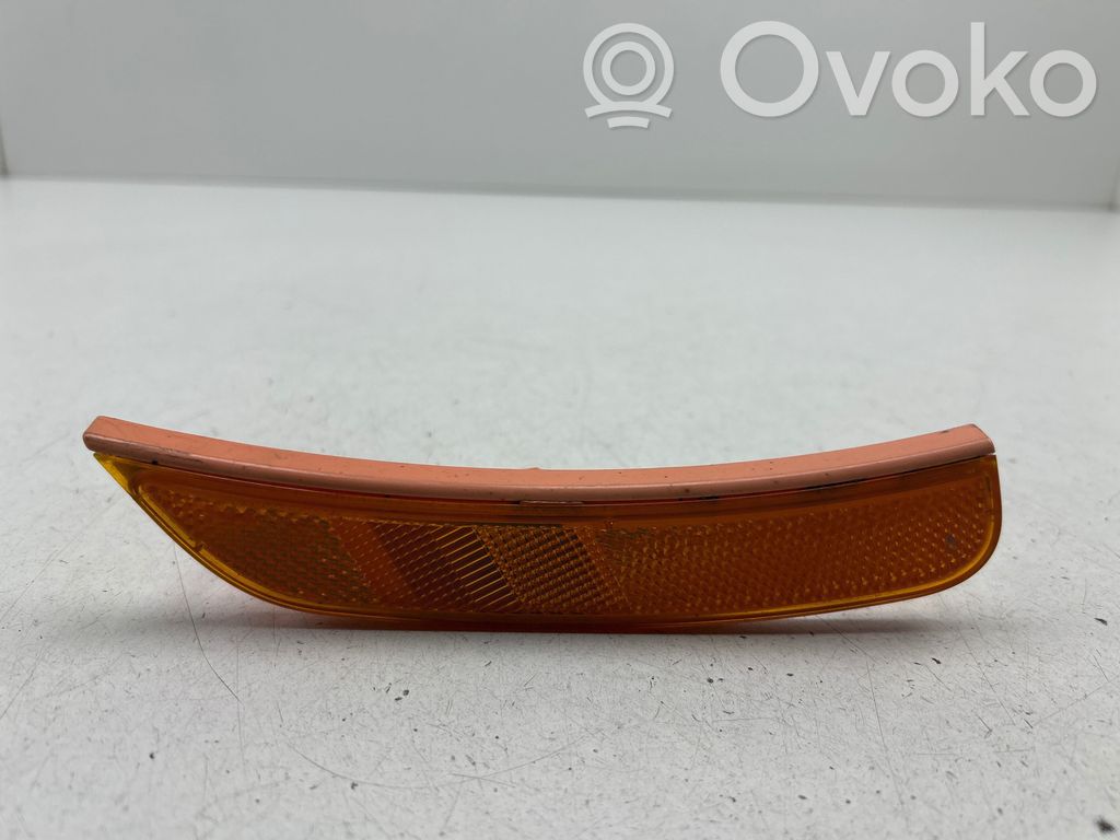 Chrysler Pacifica Front reflector 