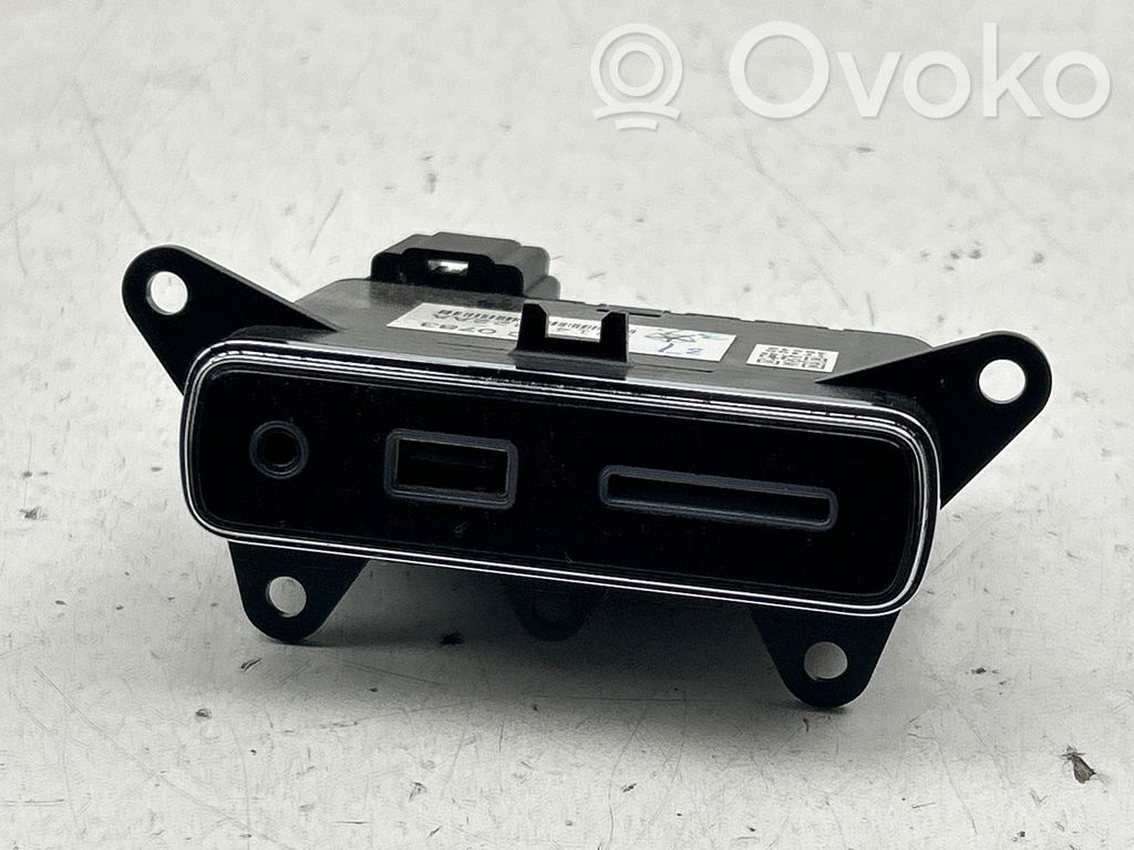 Enchufe conector USB   68141322AA