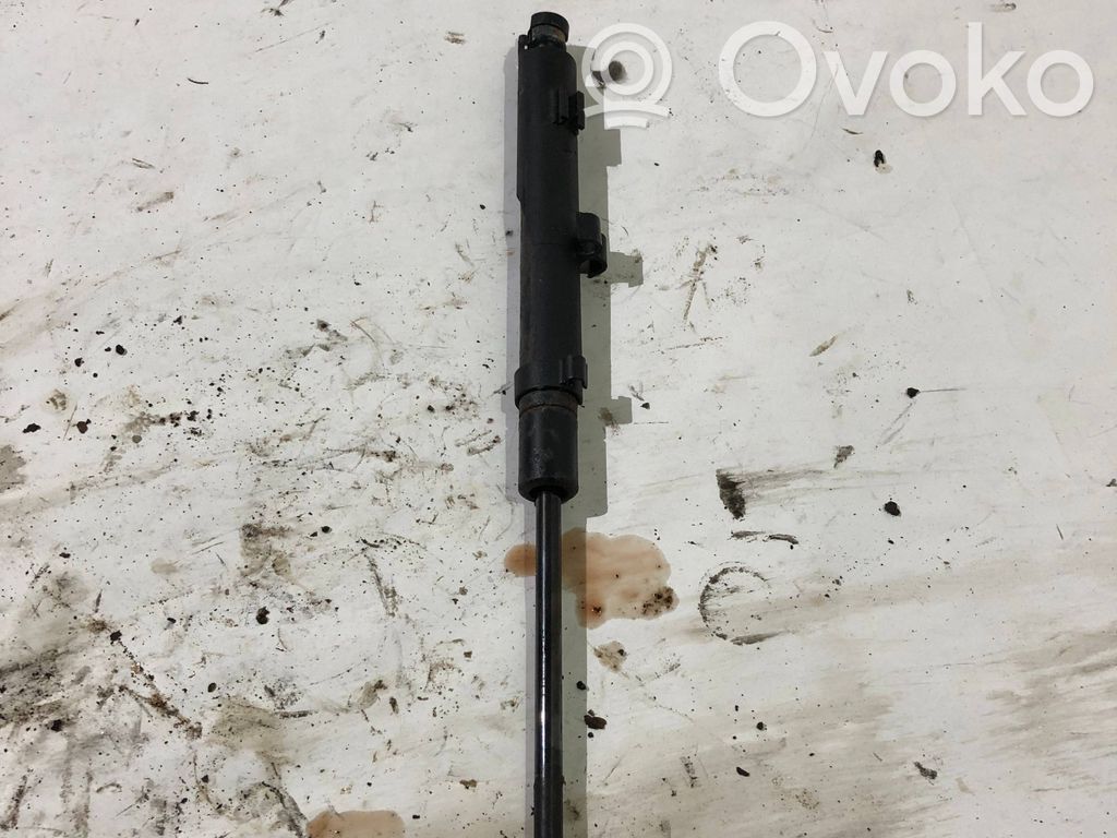 BMW 7 E38 Konepellin tuen vastakappale 