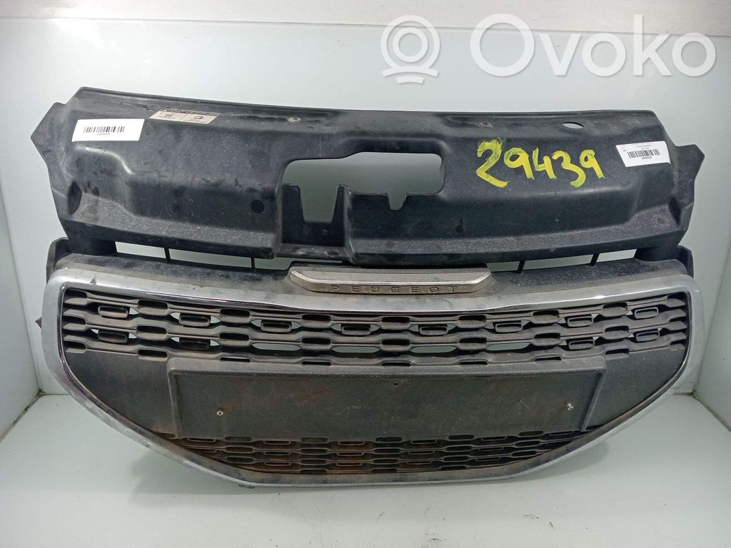 Peugeot 208 I Rejilla delantera 