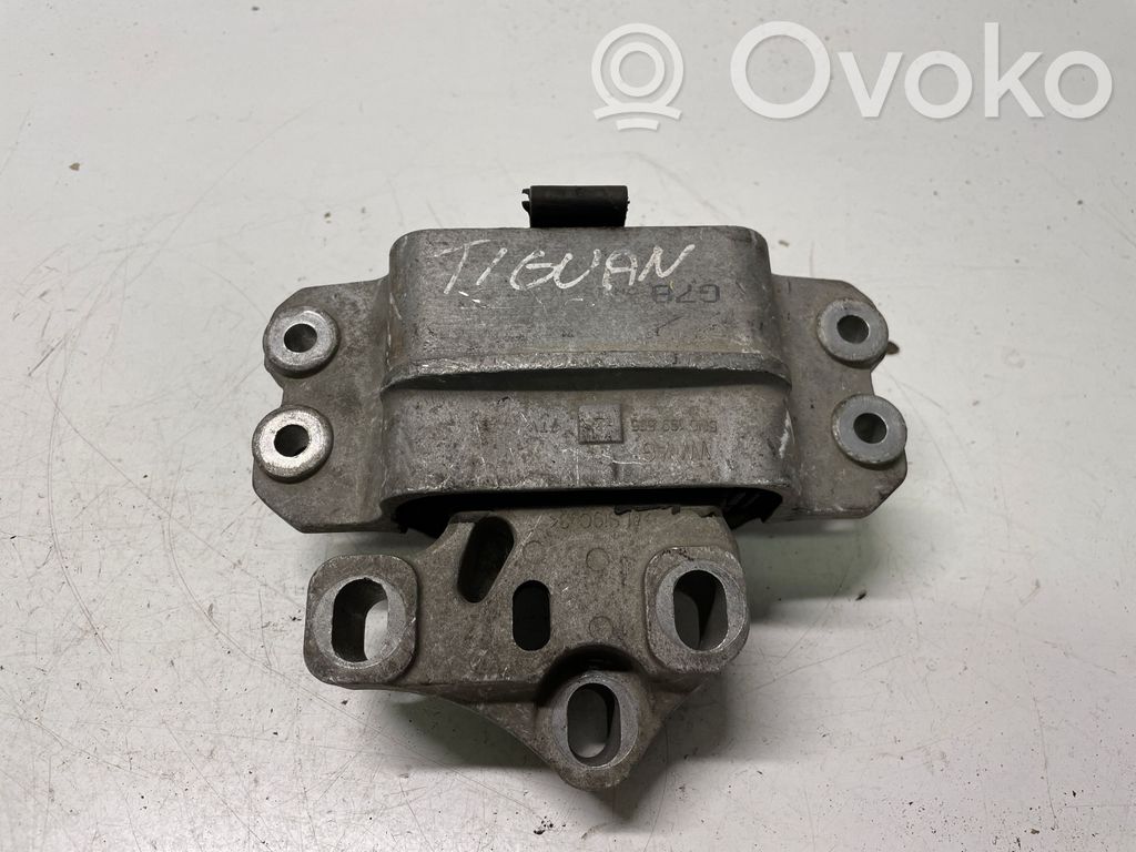 Volkswagen Tiguan Engine mount bracket 