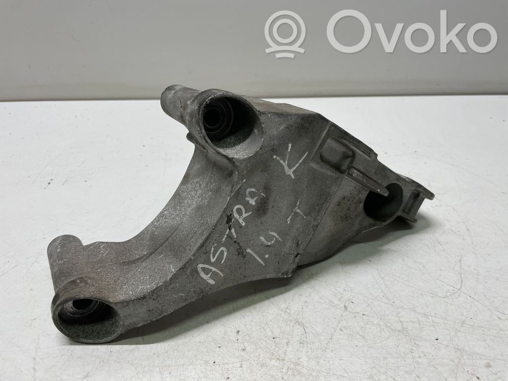 Opel Astra K Engine mounting bracket 
