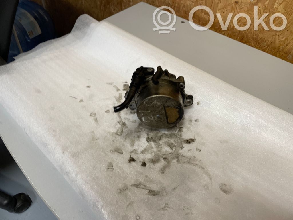 Opel Astra J Vacuum pump 