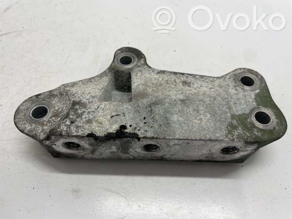Opel Insignia B Engine mounting bracket 