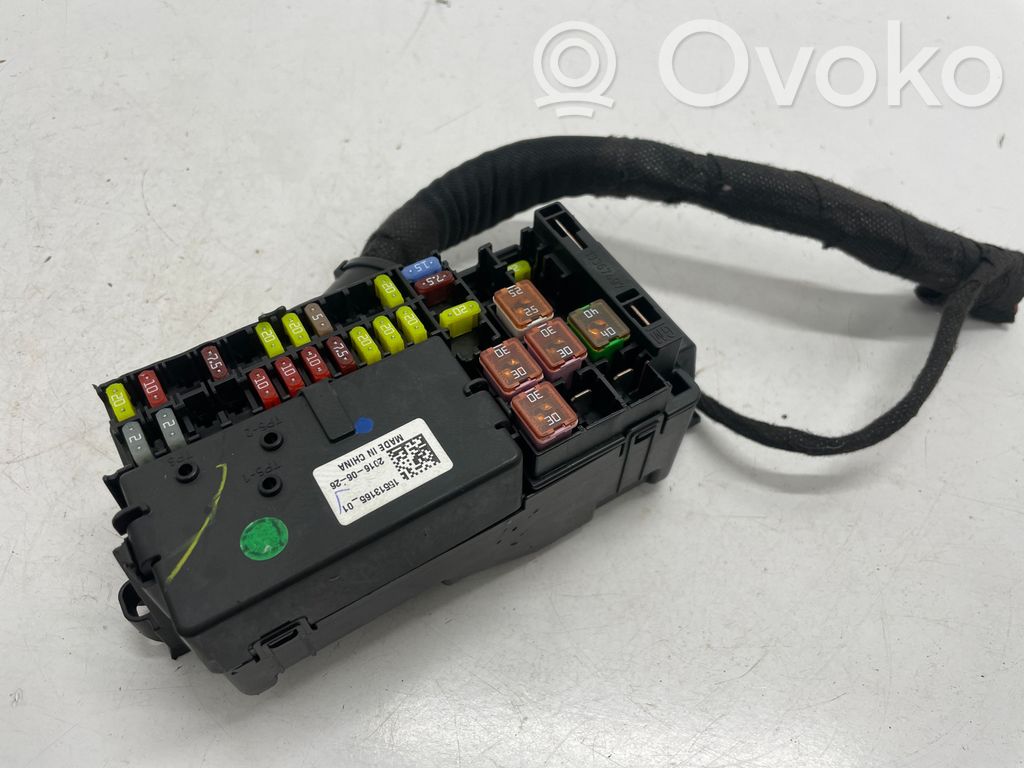 Opel Astra K Ramka / Moduł bezpieczników 