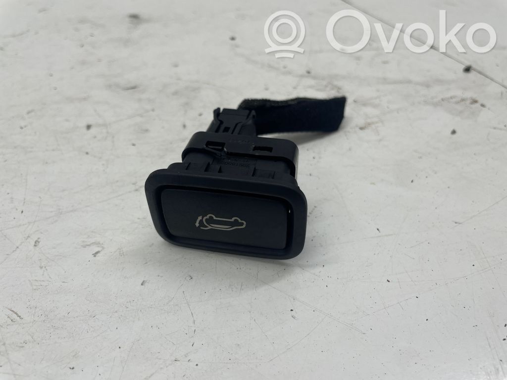 KIA Xceed Tailgate opening switch 