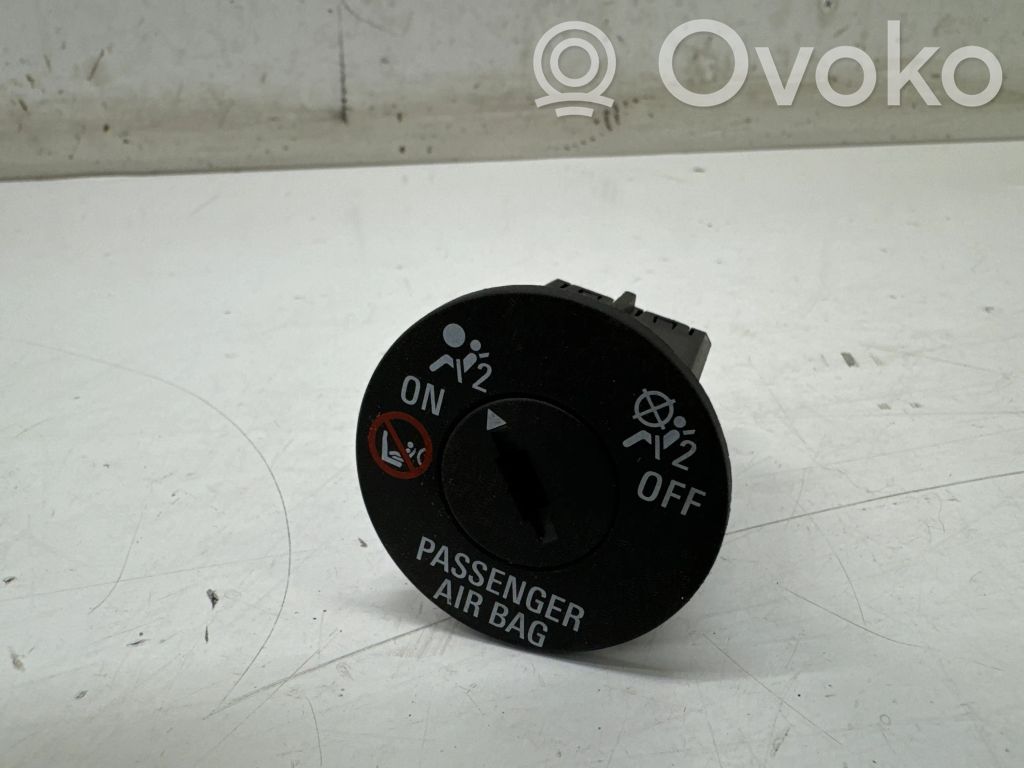 Opel Insignia B Passenger airbag on/off switch 