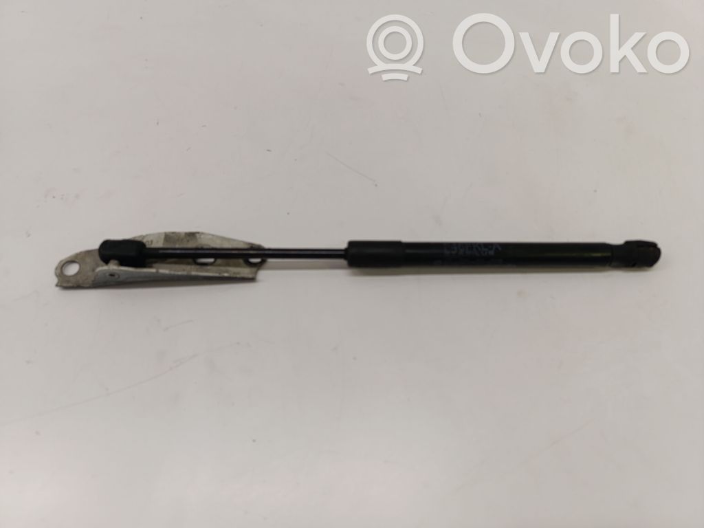 BMW 2 F46 Konepellin kaasujousi