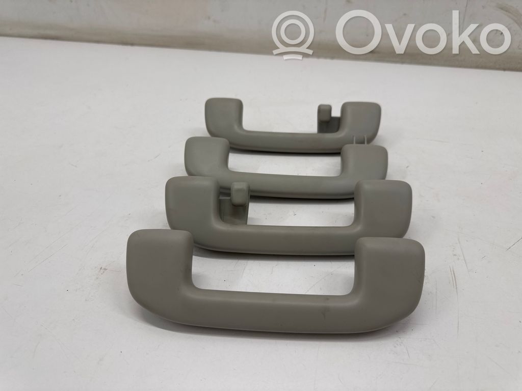 Toyota Yaris Cross Un set di maniglie per il soffitto