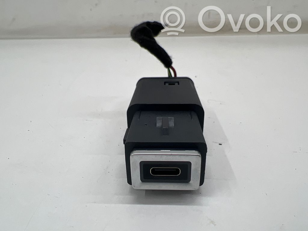 Peugeot 3008 III Gniazdo / Złącze USB 